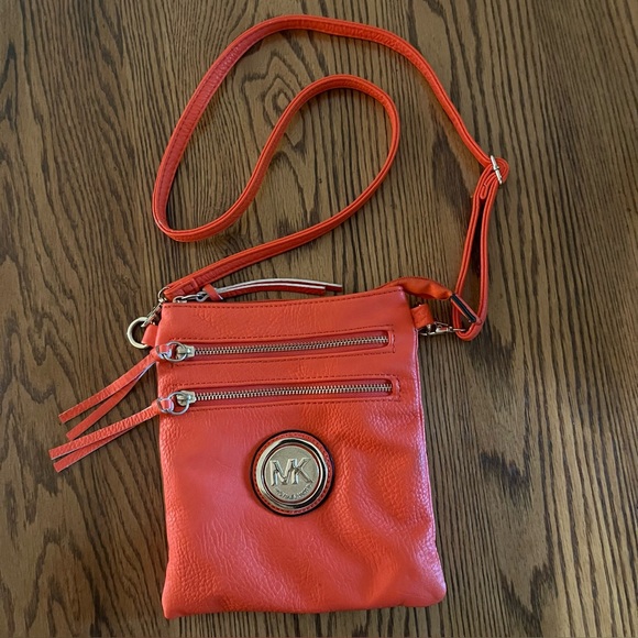 Michael Kors Crossbody Orange Pebbled Leather With Gold Emblem And Zippers. - Picture 1 of 6